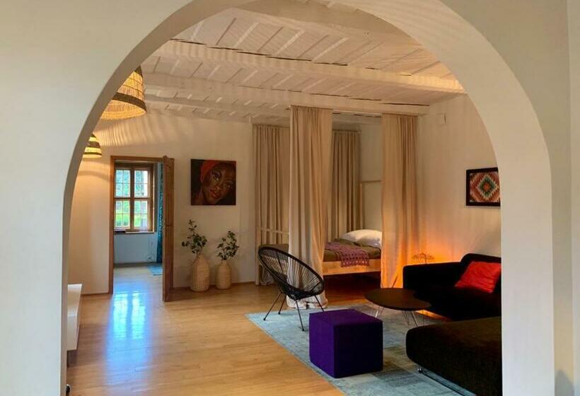 סטודיו משפחתי, Zajazd Hubert