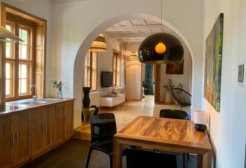 סטודיו משפחתי, Zajazd Hubert