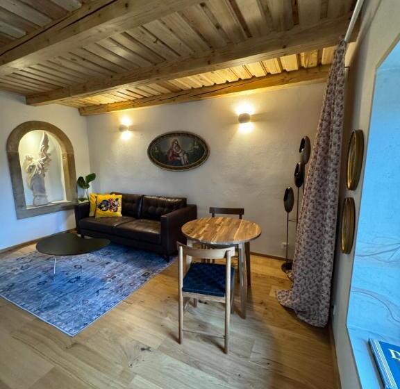 דירת חדר, Zajazd Hubert