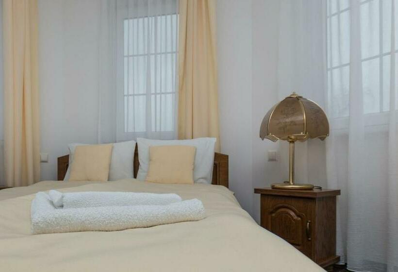 标准间, Dwór Dziekanów