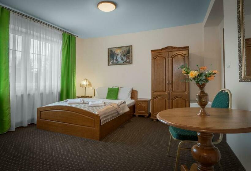 标准间, Dwór Dziekanów