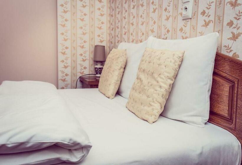 标准单人间, Dwór Dziekanów