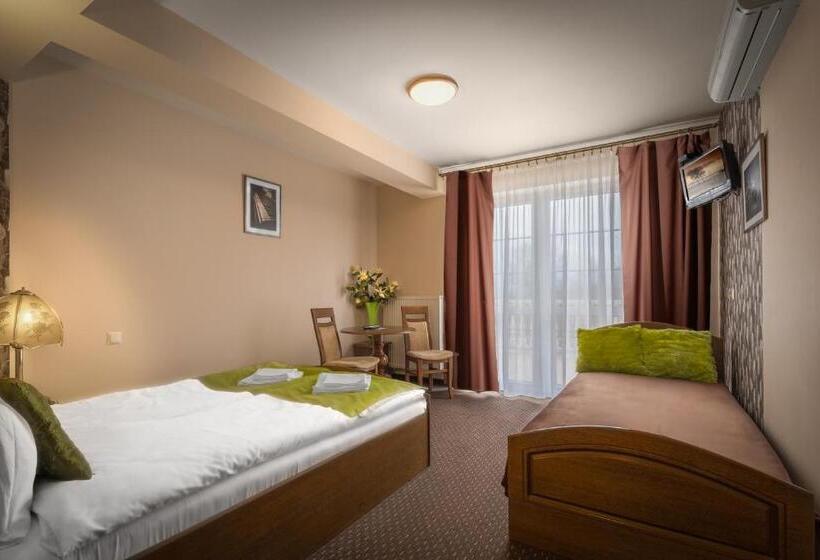 标准三人间, Dwór Dziekanów