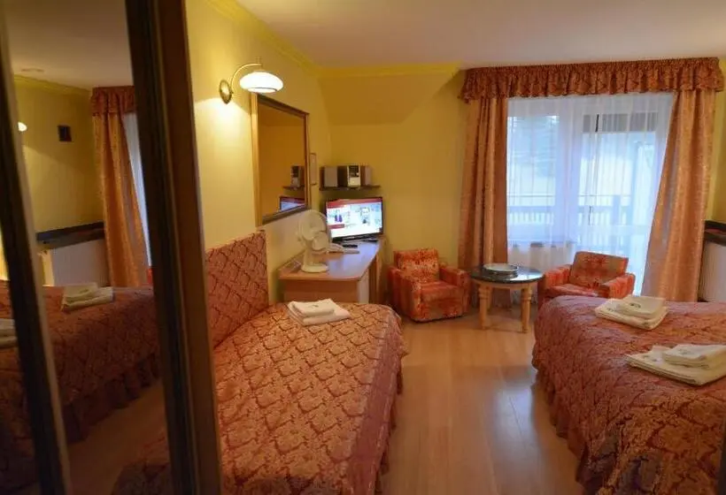Standard Triple Room with Terrace, Majątek Giże Marczak