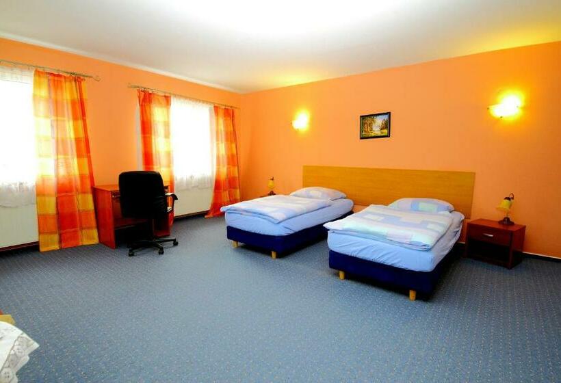 غرفة كومفورت ثلاثية, Restaurant & Hostel Broadway