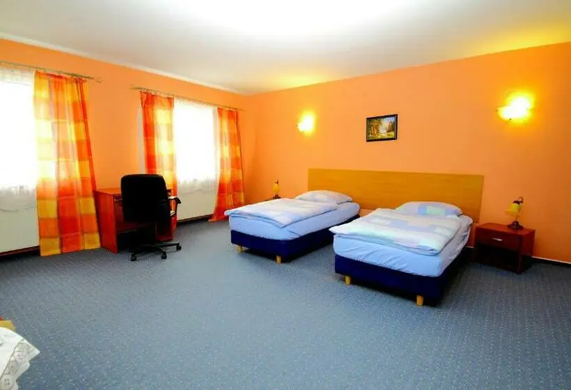 Comfort Kolmen Hengen Huone, Restaurant & Hostel Broadway