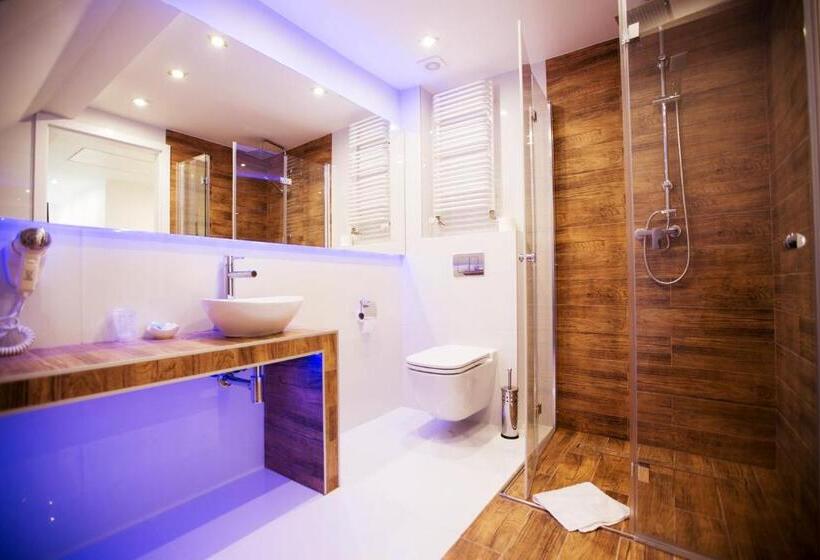 家庭工作室, Adonis Apartments