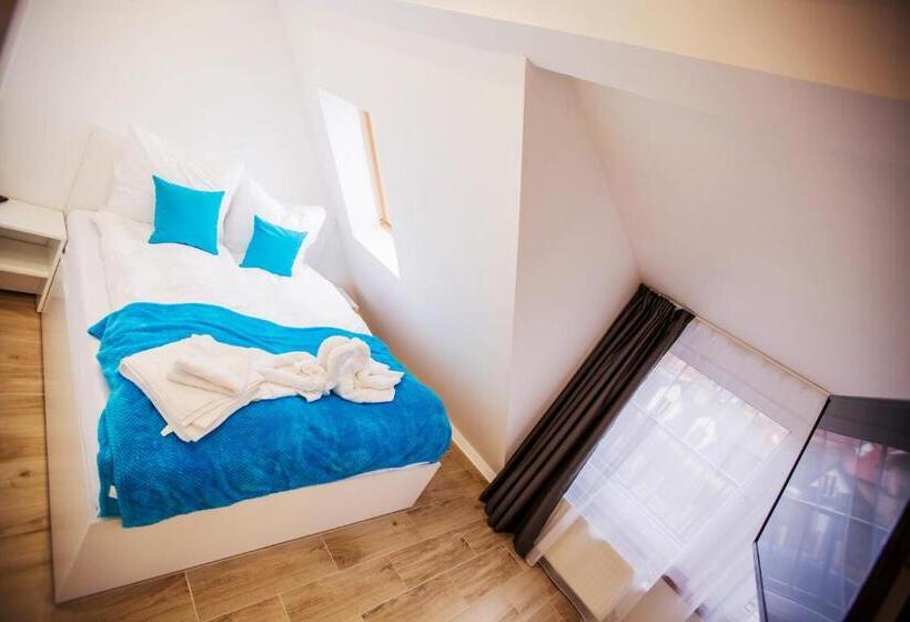 家庭工作室, Adonis Apartments