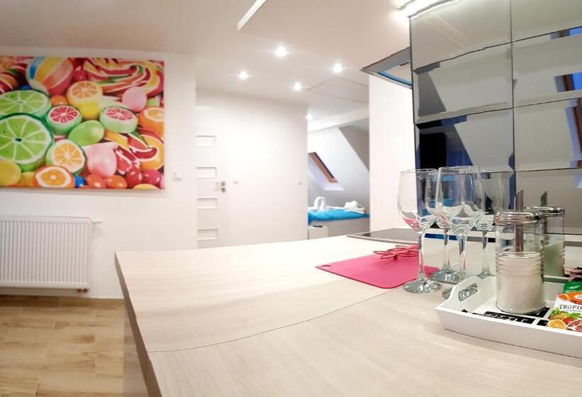 家庭工作室, Adonis Apartments