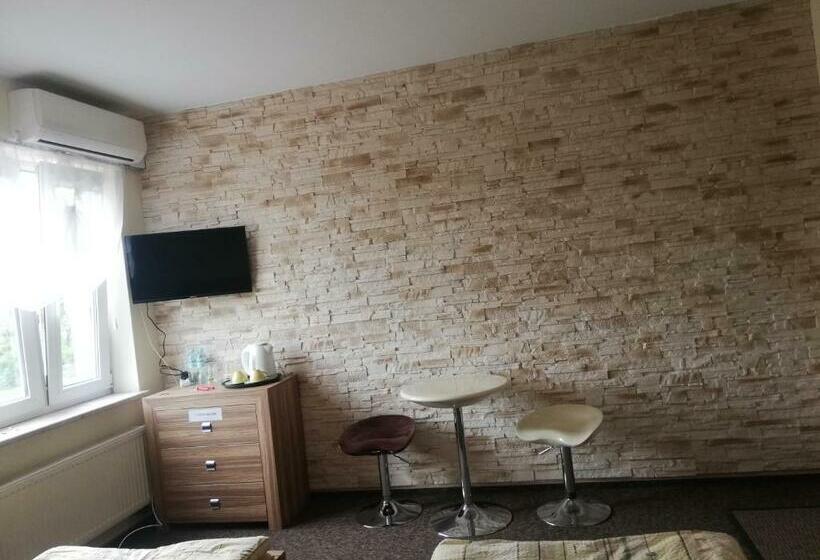 Номер Стандарт, Noclegi I Restauracja Gracja
