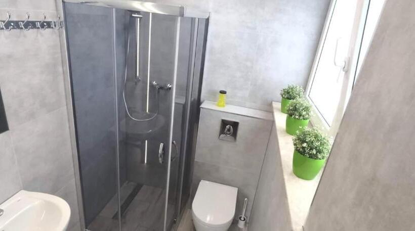 スタンダード4人部屋, Noclegi I Restauracja Gracja