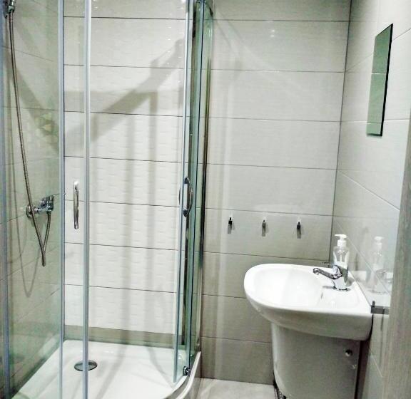 スタンダード4人部屋, Noclegi I Restauracja Gracja