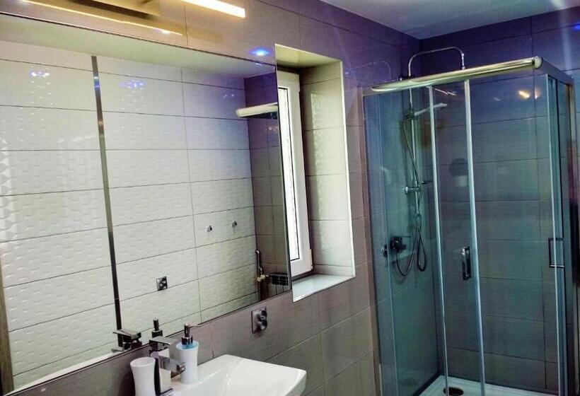 スタンダードルーム, Noclegi I Restauracja Gracja