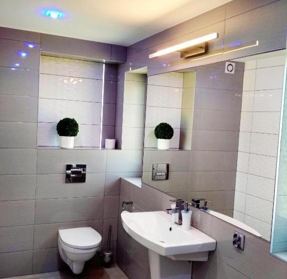 スタンダードルーム, Noclegi I Restauracja Gracja