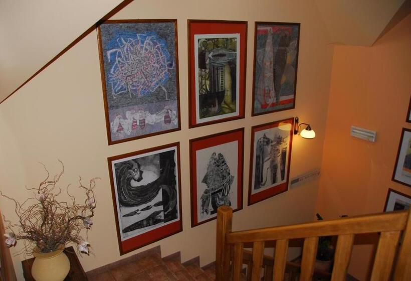 Family Suite, Chata Cyborga