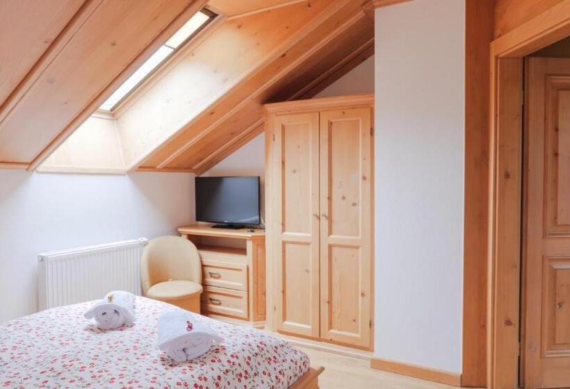 اتاق عادی, Willa Jak U Babci