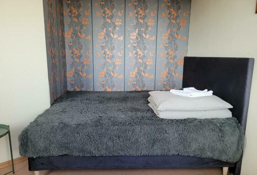 Standard Studio, Gosciniec Tombor