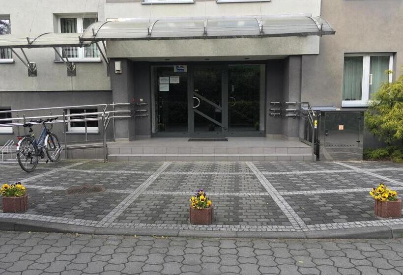Escritório Estándar, Gosciniec Tombor