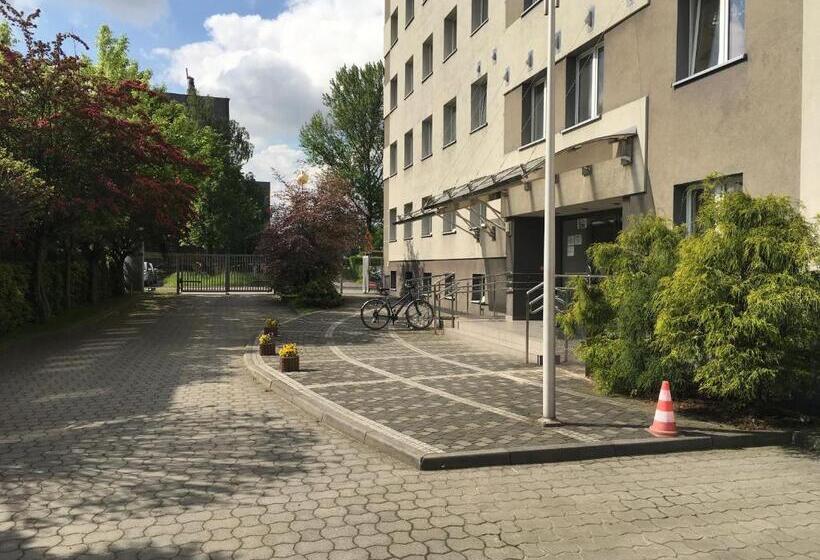 Standard Studio, Gosciniec Tombor