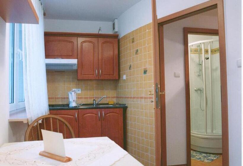 Standard Studio, Gosciniec Tombor