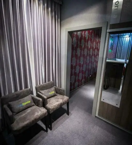 Deluxe Driepersoonskamer, Forma