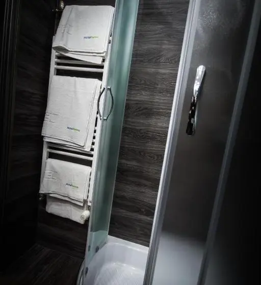 Deluxe Vierpersoonskamer, Forma