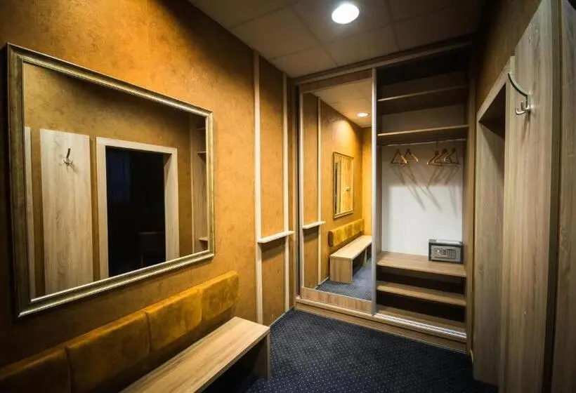 Deluxe Vierpersoonskamer, Forma