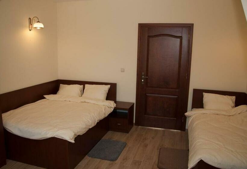 基本三人间, Zajazd Antresola