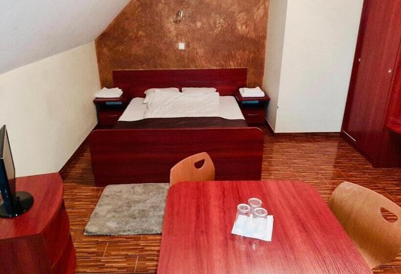 标准三人间, Motel Górno