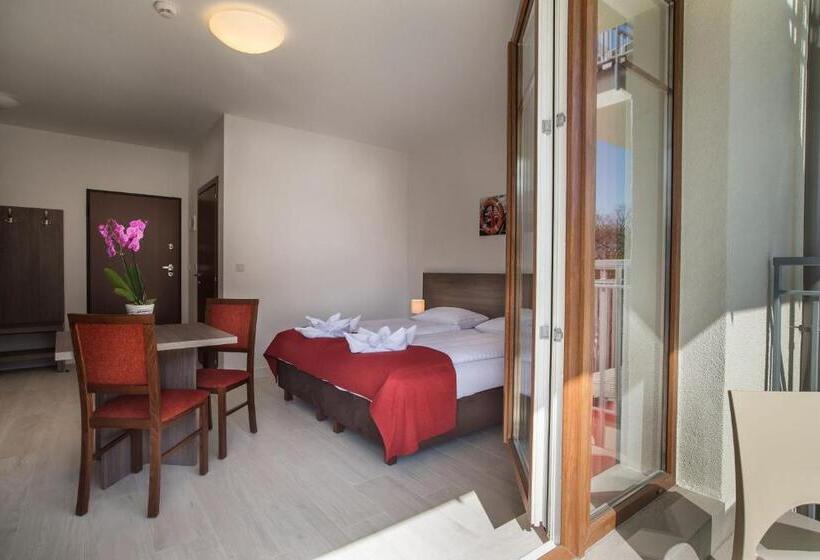 标准三人间, Marisol