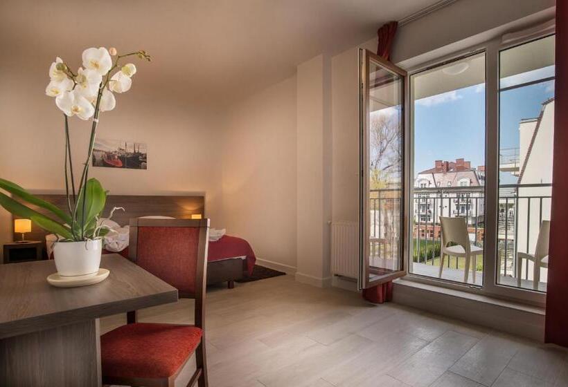 标准三人间, Marisol