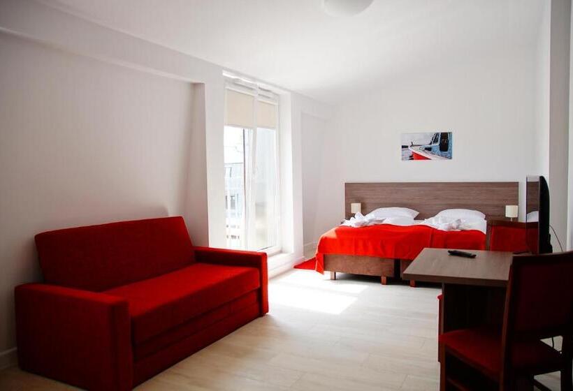 标准三人间, Marisol