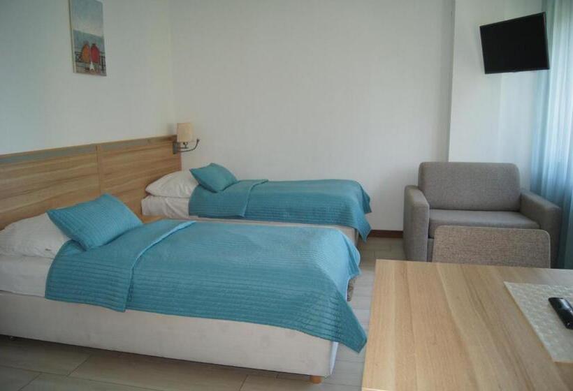 豪华三人间, Marisol