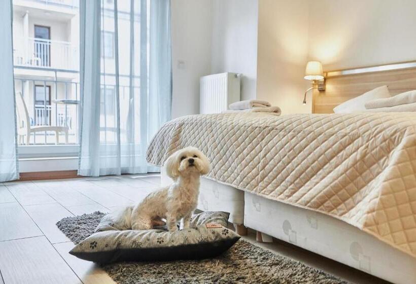 豪华三人间, Marisol