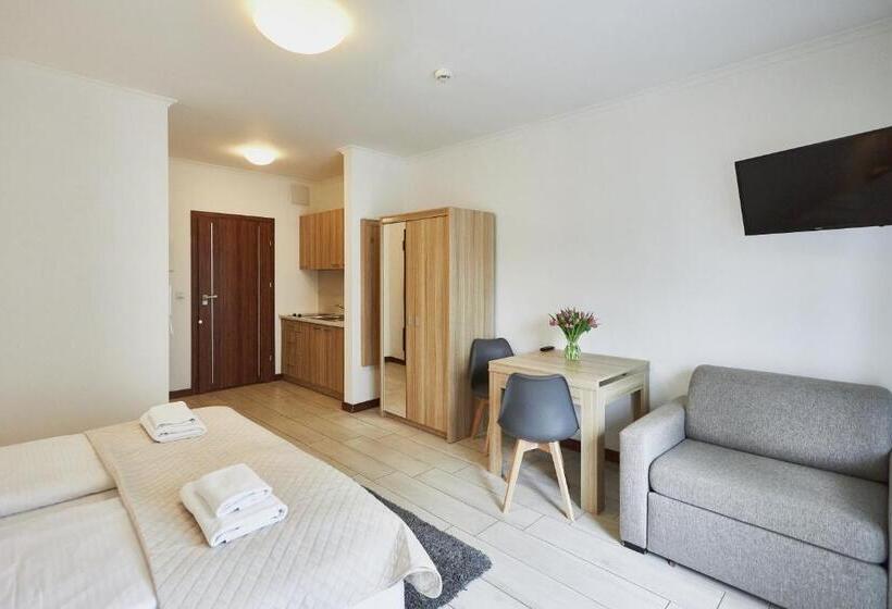 豪华三人间, Marisol