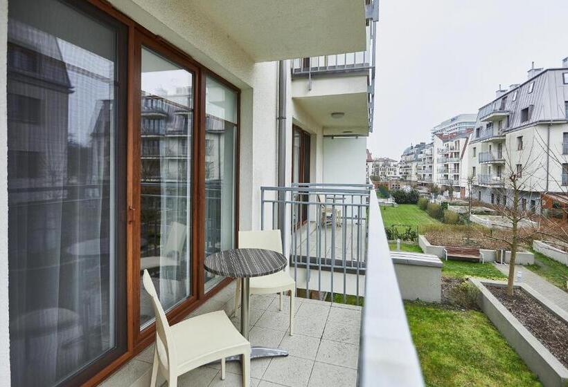 豪华三人间, Marisol