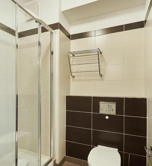 豪华三人间, Marisol