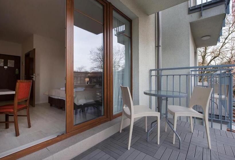 四人标准间, Marisol