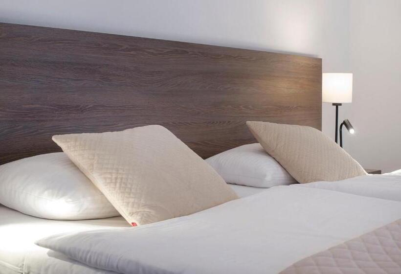 四人标准间, Marisol