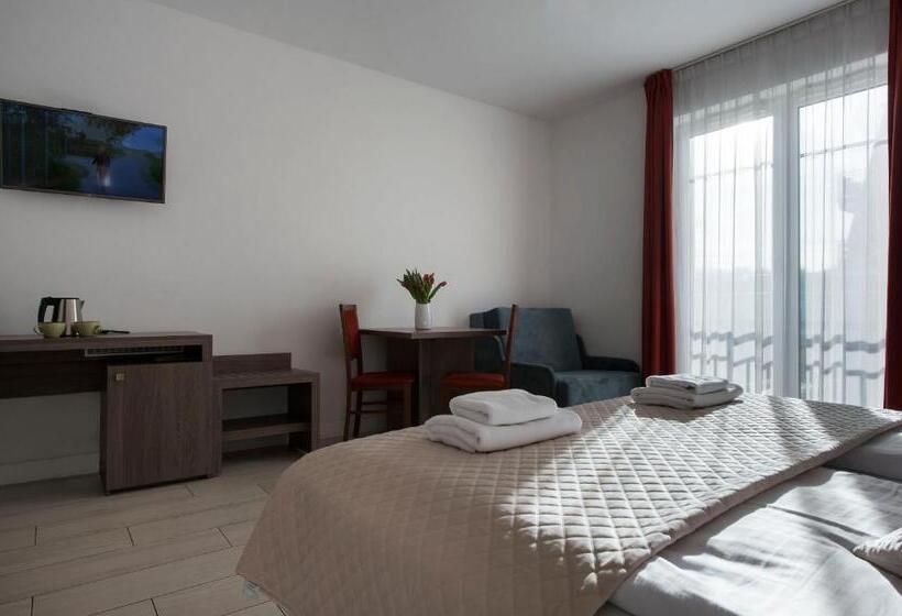 标准三人间, Marisol