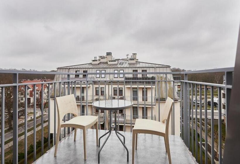 标准三人间, Marisol