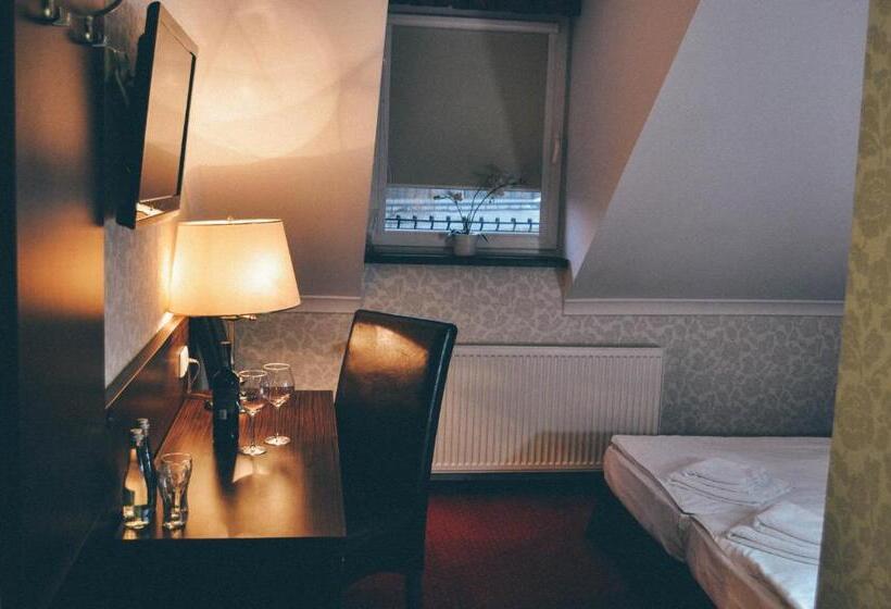 标准三人间, Pyszna Stajenka