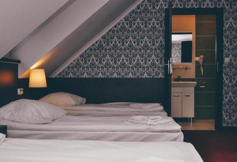 标准三人间, Pyszna Stajenka