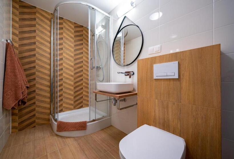 标准三人间, Pensjonat Carmen