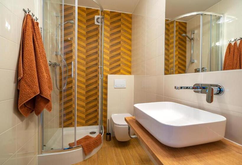 标准三人间, Pensjonat Carmen