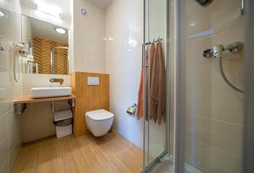 标准三人间, Pensjonat Carmen