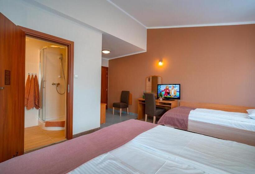 标准三人间, Pensjonat Carmen