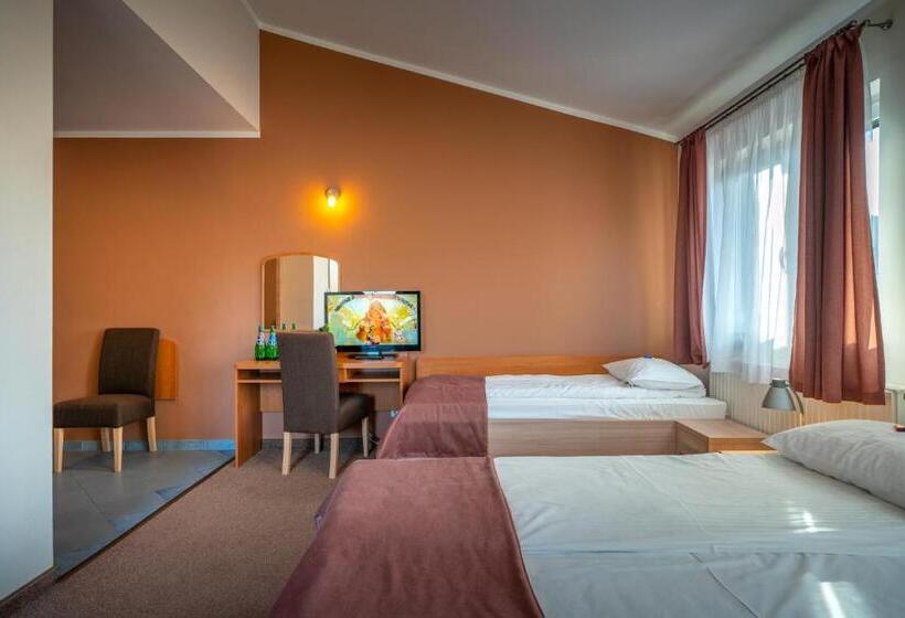 标准三人间, Pensjonat Carmen