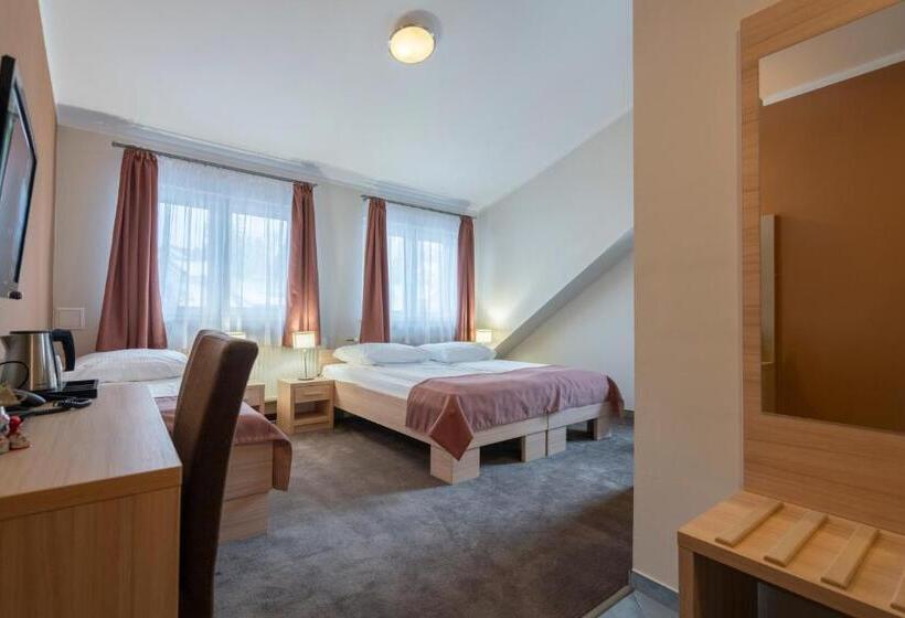 标准三人间, Pensjonat Carmen