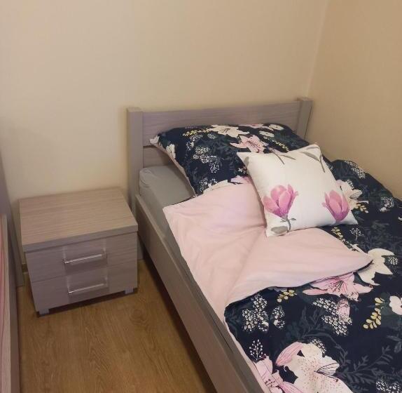 חדר אקונומי לארבעה, Pod Kogucikiem